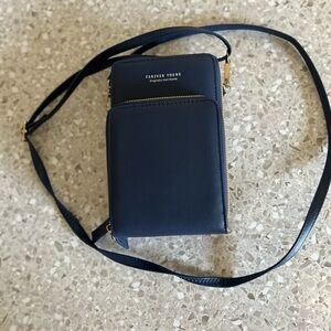 FOREVER YOUNG Womens Blue 3
Zipper Cross-Body Purse Bag Phone
Card Organizer